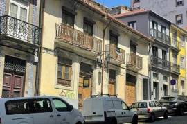 Historic building with approved project in the historic centre of Porto