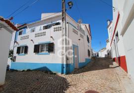 Be enchanted by this typical Algarve villa in Porches!