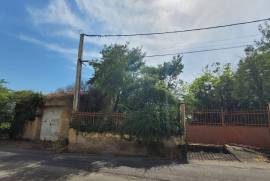 Old Stone Barn With 150 M2 Of Floor Space Over 2 Levels On 755 M2 Of Land.