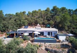 Detached Villa in an Oasis of Clam with Pool