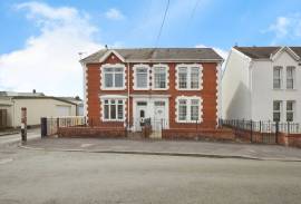 3 bedroom, Semi-detached house for sale