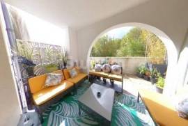 Don't miss this rare opportunity to invest in a charming apartment in Lahonce with a unique terrace!