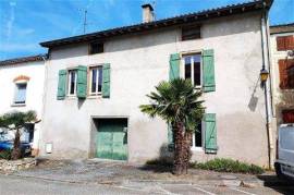 Village house (T5) with garage, exterior courtyard and outbuilding