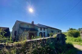 Property with 28 hectares of land, a house and barns in Bellac