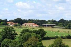 Equestrian centre with 3 gîtes, 24.1ha