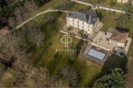 Magnificent and beautifully presented 5 bedroom chateau, located in a quiet setting on the banks of the River Dordogne, just over 10 minutes from Saint Emilion and 45 minutes from Bordeaux. Extremel...