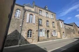 MAYENNE-Large sympathetically renovated townhouse in Ernee, 214m2, 5 bedrooms, guest rooms, gite.