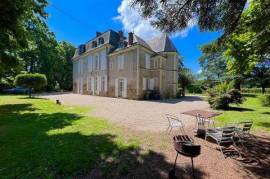 In the heart of Lot et Garonne, in Villeneuve sur Lot, and close to 5 villages with the label 'most beautiful village in France', magnificent prestigious residence including a 17th century manor house of approximately 410 sqm, 2 outbuildings with ...