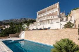 Omiš, a house with a swimming pool in an exceptional location