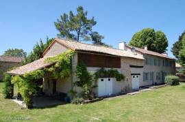 €260500 - Beautifully Renovated Detached 4 Bedroomed Property