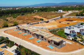 Townhouse with swimming pool in first phase of construction in Silves