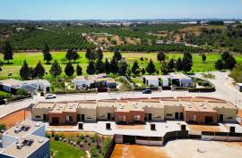 Townhouse with swimming pool in first phase of construction in Silves