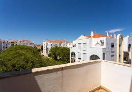 2 bedroom top floor apartment with sea view and parking in the basement located 700 meters from Praia de Altura