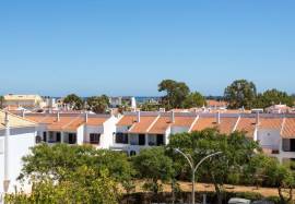 2 bedroom top floor apartment with sea view and parking in the basement located 700 meters from Praia de Altura