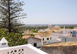 Estoi, beautiful, refurbished house with 3 bedrooms, pool, terrace with sea views in the heart of the town.