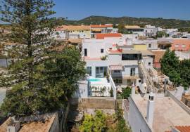 Estoi, beautiful, refurbished house with 3 bedrooms, pool, terrace with sea views in the heart of the town.