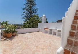 Estoi, beautiful, refurbished house with 3 bedrooms, pool, terrace with sea views in the heart of the town.