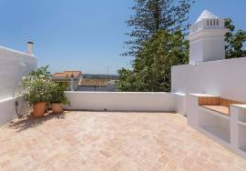 Estoi, beautiful, refurbished house with 3 bedrooms, pool, terrace with sea views in the heart of the town.