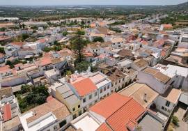 Estoi, beautiful, refurbished house with 3 bedrooms, pool, terrace with sea views in the heart of the town.