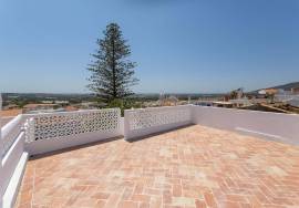 Estoi, beautiful, refurbished house with 3 bedrooms, pool, terrace with sea views in the heart of the town.