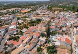 Estoi, beautiful, refurbished house with 3 bedrooms, pool, terrace with sea views in the heart of the town.