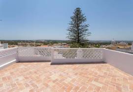 Estoi, beautiful, refurbished house with 3 bedrooms, pool, terrace with sea views in the heart of the town.