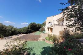 Exceptional Location For This Villa With 130 M2 Of Living Space On A 2746 M2 Plot.