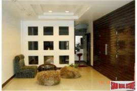 Large Townhouse for Sale in the Phra Khanong Area, Bangkok