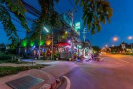 Close to Beach Popular Bar Restaurant in Khao Takiab