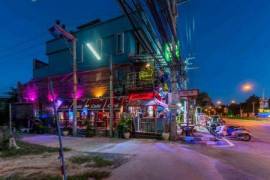 Close to Beach Popular Bar Restaurant in Khao Takiab