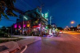 Close to Beach Popular Bar Restaurant in Khao Takiab