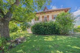 Multi-family House - Terlano. Multi-family house in a sunny and quiet location