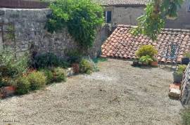 €164800 - Investment Property with 3 Flats, a Commercial Space and a Building Plot - Charroux