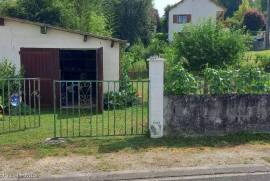 €164800 - Investment Property with 3 Flats, a Commercial Space and a Building Plot - Charroux