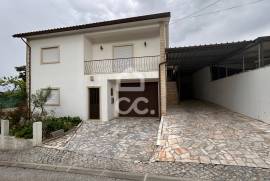 Fantastic 3-storey villa with land and annex in the center of the village of Avelar!