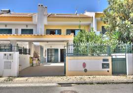 3 Bedroom Townhouse with Private Parking in Vale de Pedras Albufeira