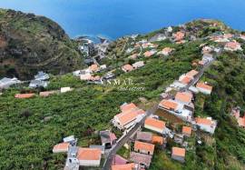 Charming and Versatile Property in Calheta