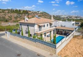 Elegant 4-bedroom villa with private pool near the Albufeira Marina