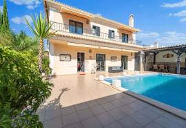 Elegant 4-bedroom villa with private pool near the Albufeira Marina