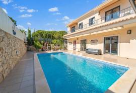 Elegant 4-bedroom villa with private pool near the Albufeira Marina