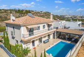 Elegant 4-bedroom villa with private pool near the Albufeira Marina