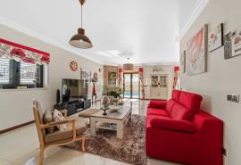 Elegant 4-bedroom villa with private pool near the Albufeira Marina