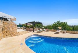 Luxury 3+1-bedroom Villa in Guia with panoramic views