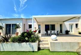 Superb Contemporary Single Storey Villa With 156 M2 Of Living Space On A 749 M2 Plot With Pool. High Standing, Quiet Location