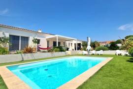 Superb Contemporary Single Storey Villa With 156 M2 Of Living Space On A 749 M2 Plot With Pool. High Standing, Quiet Location