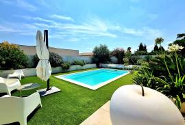 Superb Contemporary Single Storey Villa With 156 M2 Of Living Space On A 749 M2 Plot With Pool. High Standing, Quiet Location