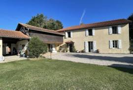 Restored farmhouse with pool & views close to market town