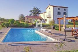 Splendid renovated farmhouse with swimming pool