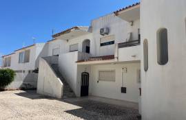 Renovated 2+1 bedroom apartment with 2 bathrooms and parking situated 1.5 km from Oura Beach in Albufeira