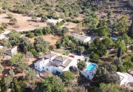 Charming Traditional Farmhouse near Santa Barbara de Nexe